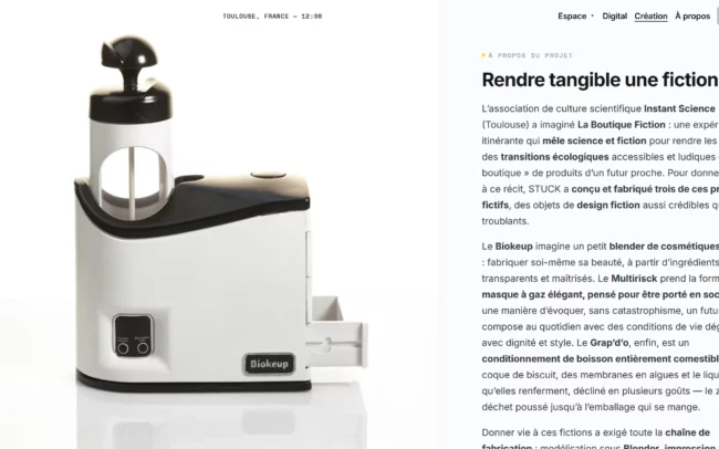 screenshot du site web j-stuck.fr montrant des grappes de raisin artificiel en résine sur fond blanc - texte lisible : À propos du projet Rendre tangible une fiction. L’association de culture scientifique Instant Science (Toulouse) a imaginé La Boutique Fiction : une expérience itinérante qui mêle science et fiction pour rendre les enjeux des transitions écologiques accessibles et ludiques — une « boutique » de produits d’un futur proche. Pour donner corps à ce récit, STUCK a conçu et fabriqué trois de ces produits fictifs, des objets de design fiction aussi crédibles que troublants.