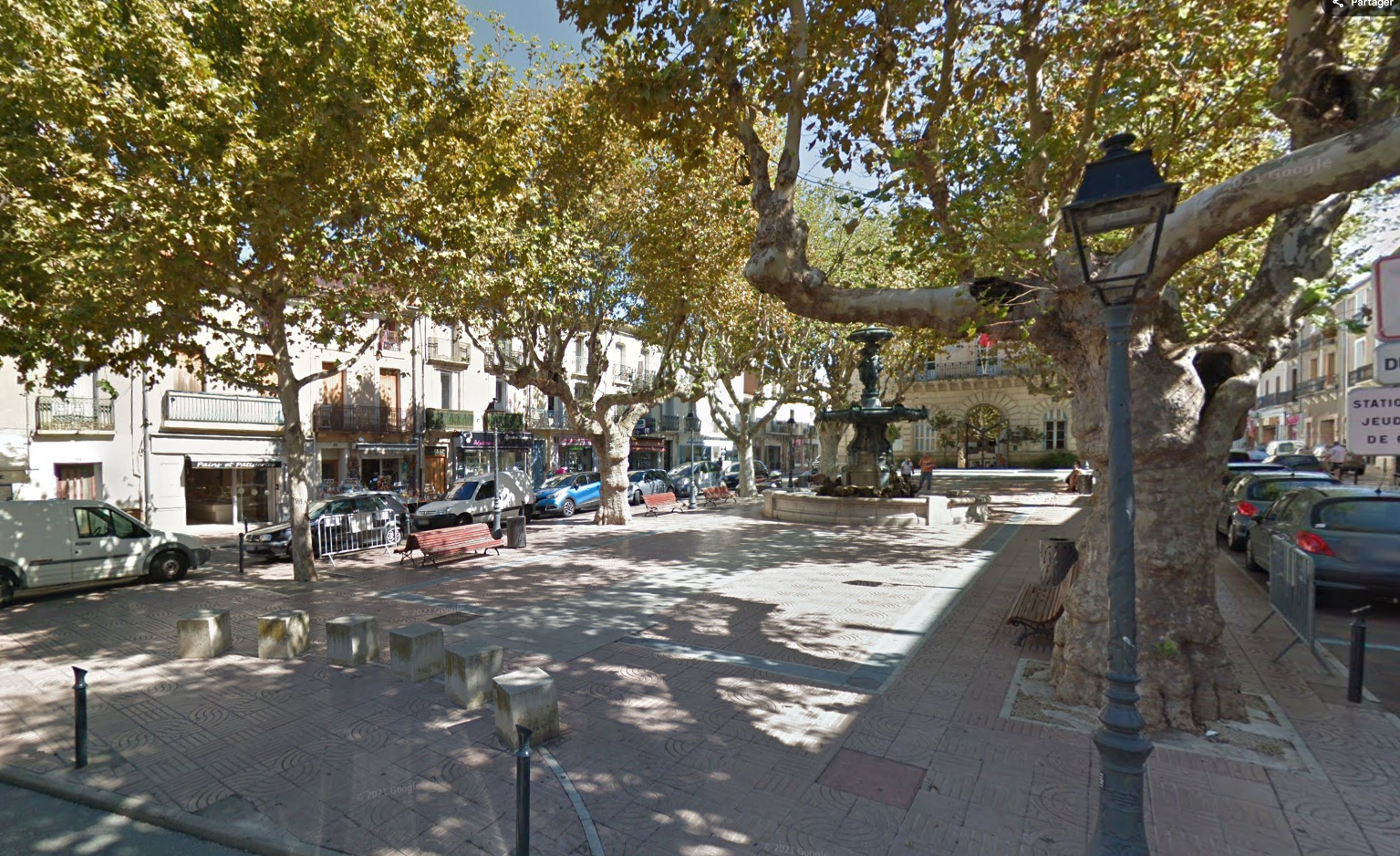 Mèze, place Aristide Briand avant les travaux de 2025 - google street view